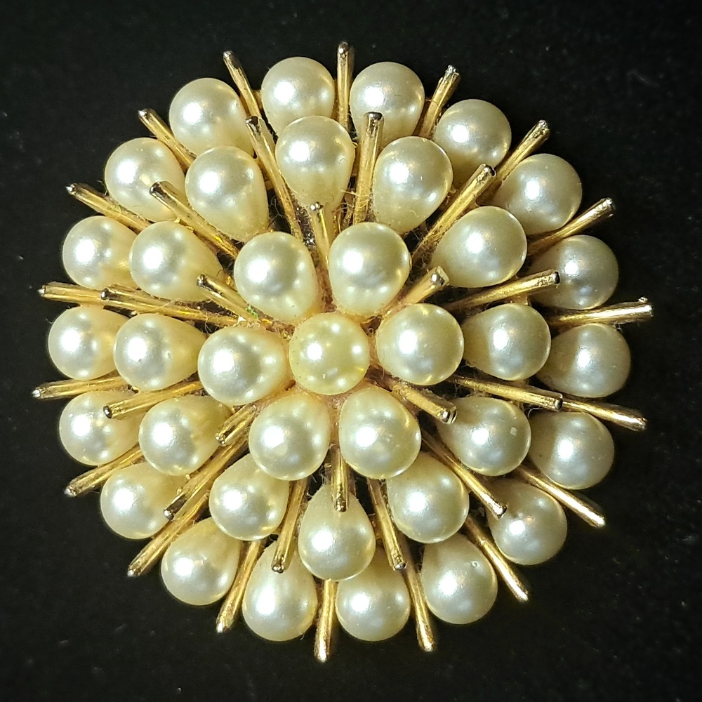 VTG Faux Teardrop Pearl & Gold Brooch